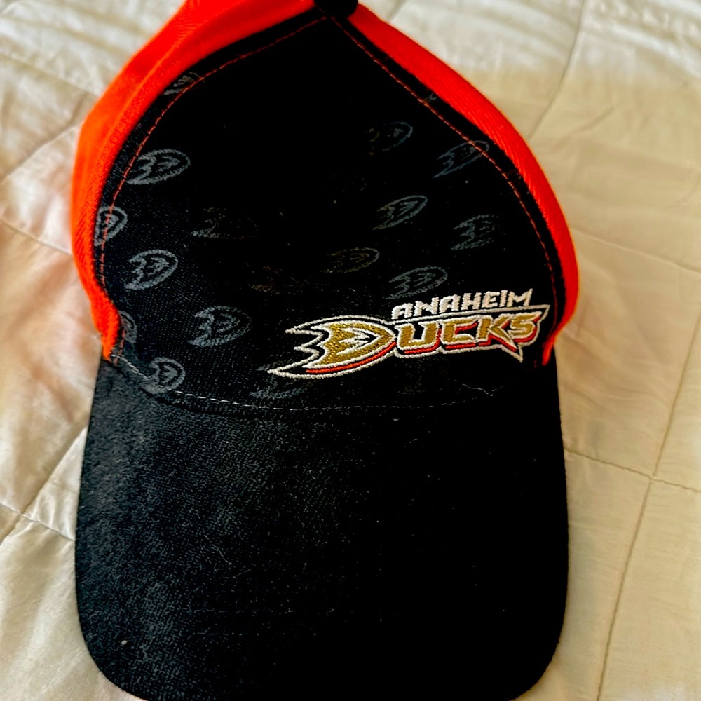 Great quality twill & cotton baseball cap.  Anaheim Ducks